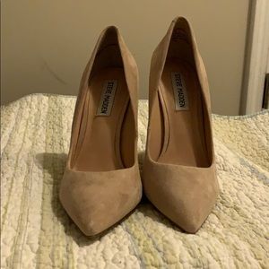 Size 6 Steve Madden nude suede pumps